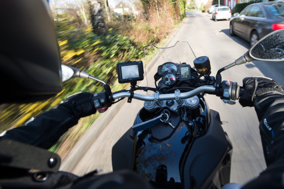 Der Motorradfahrer war offenbar zu schnell unterwegs und geriet in den Gegenverkehr. (Symbolbild)