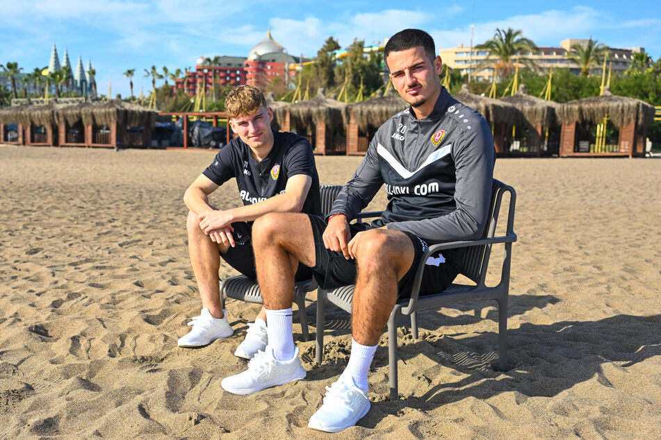 Auch Dominik Kother (v.l.) und Andi Hoti entspannen am Meer.