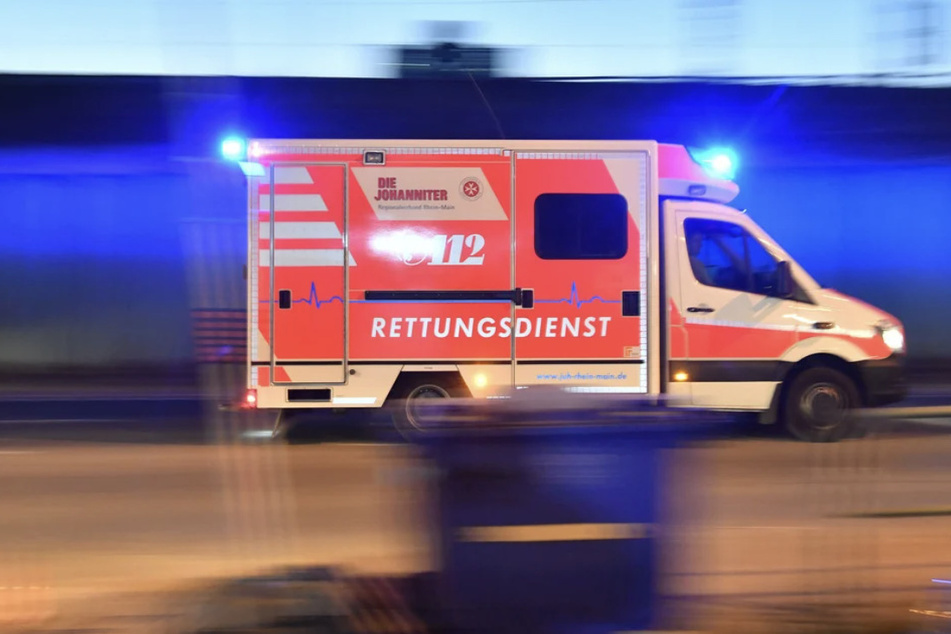 Der 44-Jährige sowie der 67-Jährige wurden in ein Krankenhaus gebracht. (Symbolfoto)