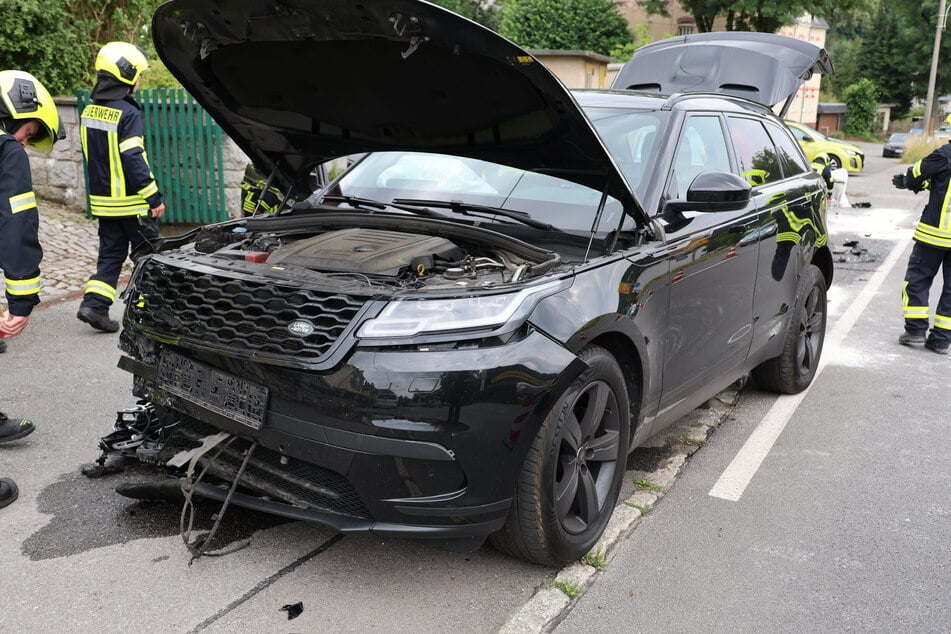 Der Fahrer des Range Rovers musste medizinisch untersucht werden. Er war zuvor aus unklarer Ursache in zwei geparkte Autos gefahren.