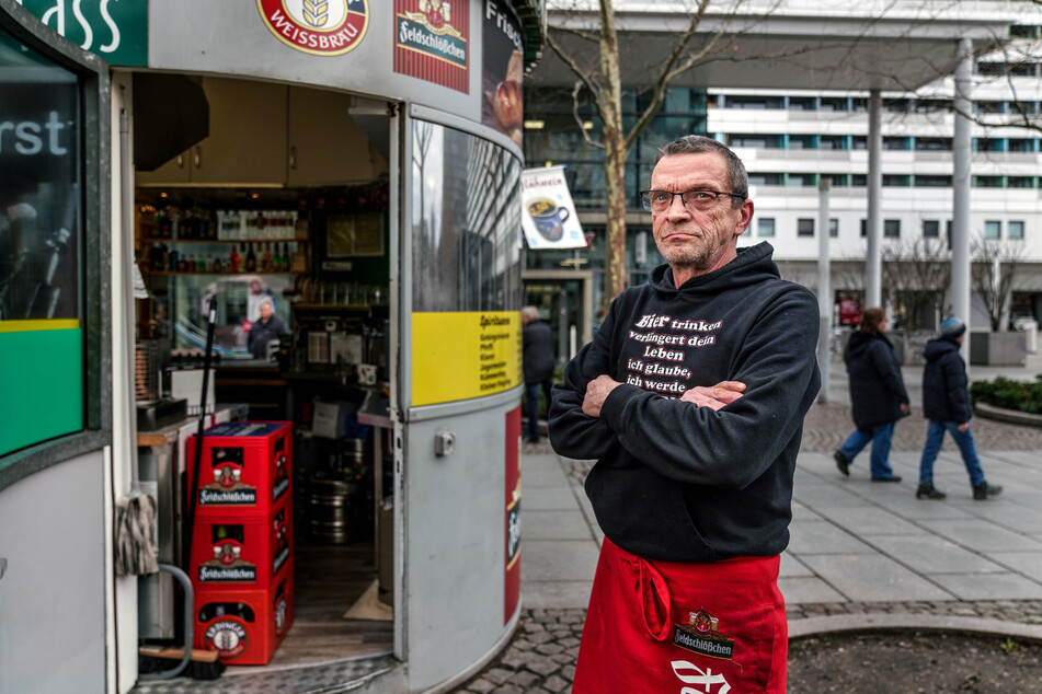 Imbissbetreiber Andreas Martens (60) mitten auf der Prager Straße. Ihn kümmern die Polizisten nicht wirklich.