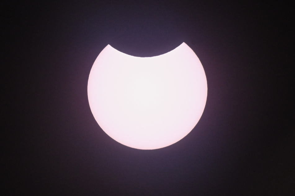 Bei einer partiellen Sonnenfinsternis wird nur ein kleiner Teil der Sonne vom Mond verdeckt. (Archivbild)