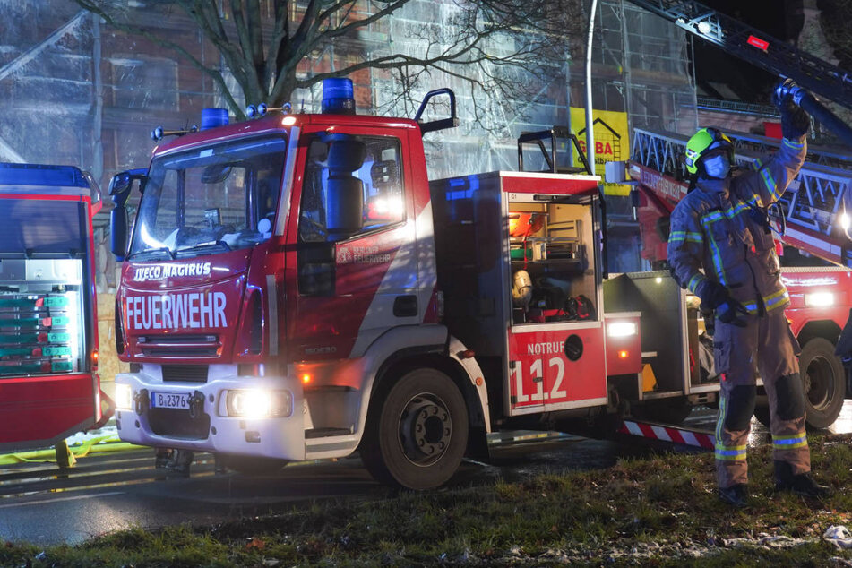 Die Berliner Feuerwehr musste erneut mit einem größeren Aufgebot zu einem Brand in Berlin-Spandau ausrücken. (Archivfoto)