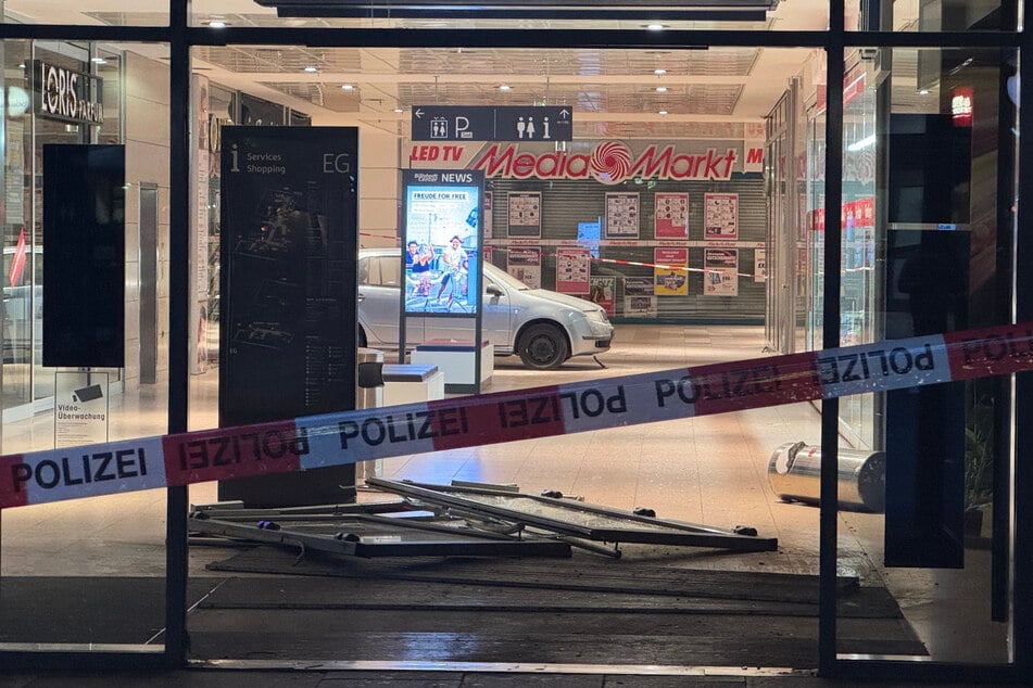 In der Nacht zum Freitag ist ein Auto ins Billstedt Center in Hamburg gerast.