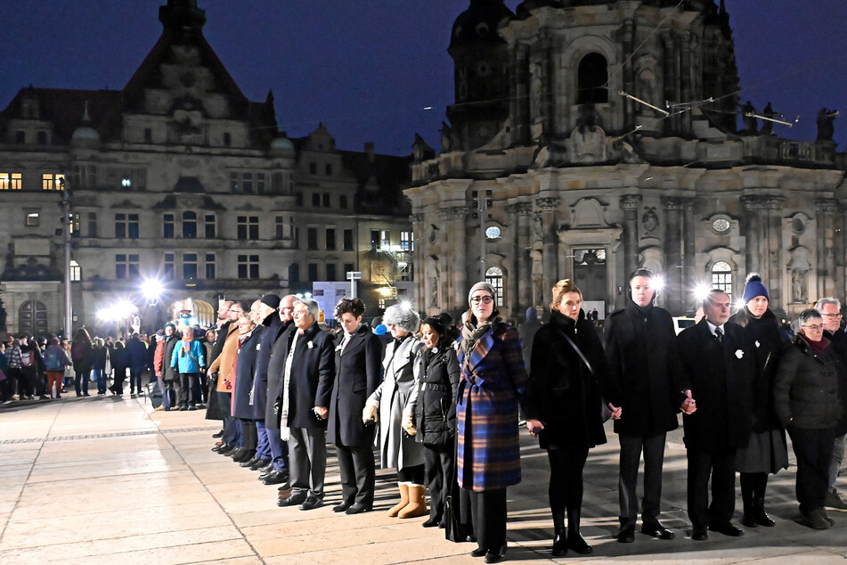 Dresden: Dresden setzt ein Zeichen für den Frieden: Tausende nehmen an Menschenkette teil