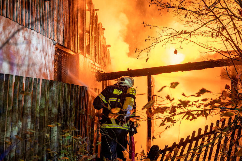 Die Einsatzkräfte der Feuerwehren konnten die Flammen unter Kontrolle bringen und löschen.