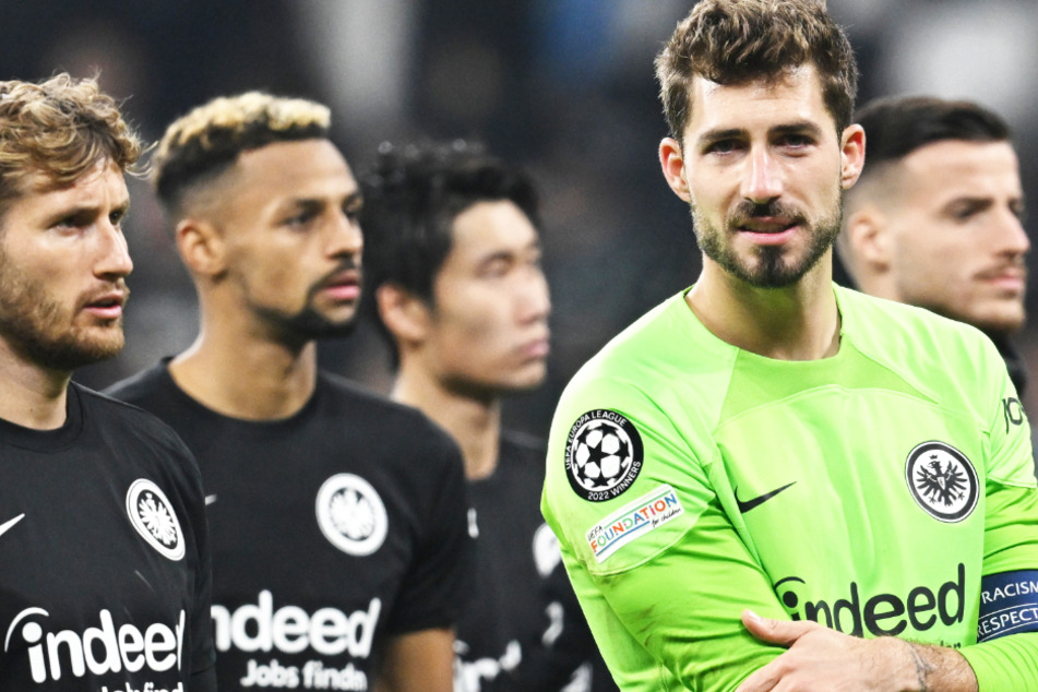 Mit enttäuschten Mienen standen die Spieler von Eintracht Frankfurt nach der Niederlage gegen die SSC Neapel vor dem Fanblock.