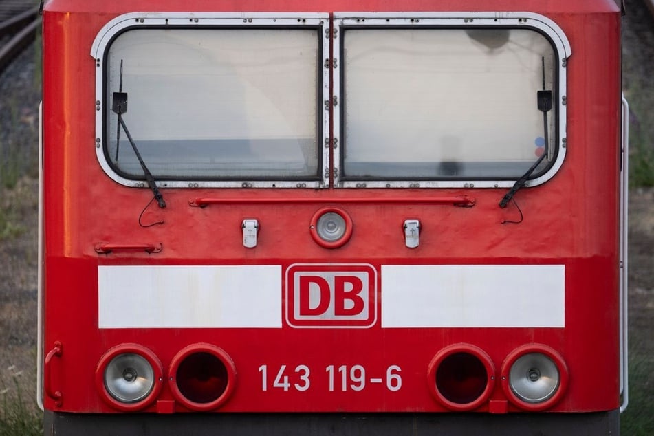 Der durchfahrende Güterzug ließ das Signal defekt zurück. (Symbolbild)