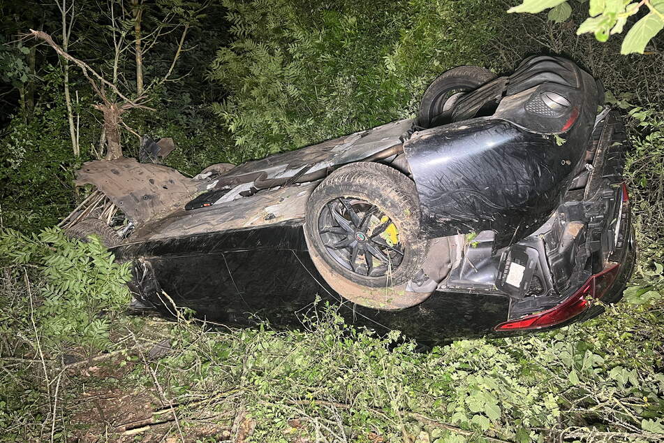 Das Auto hatte sich überschlagen und war auf dem Dach liegen geblieben.