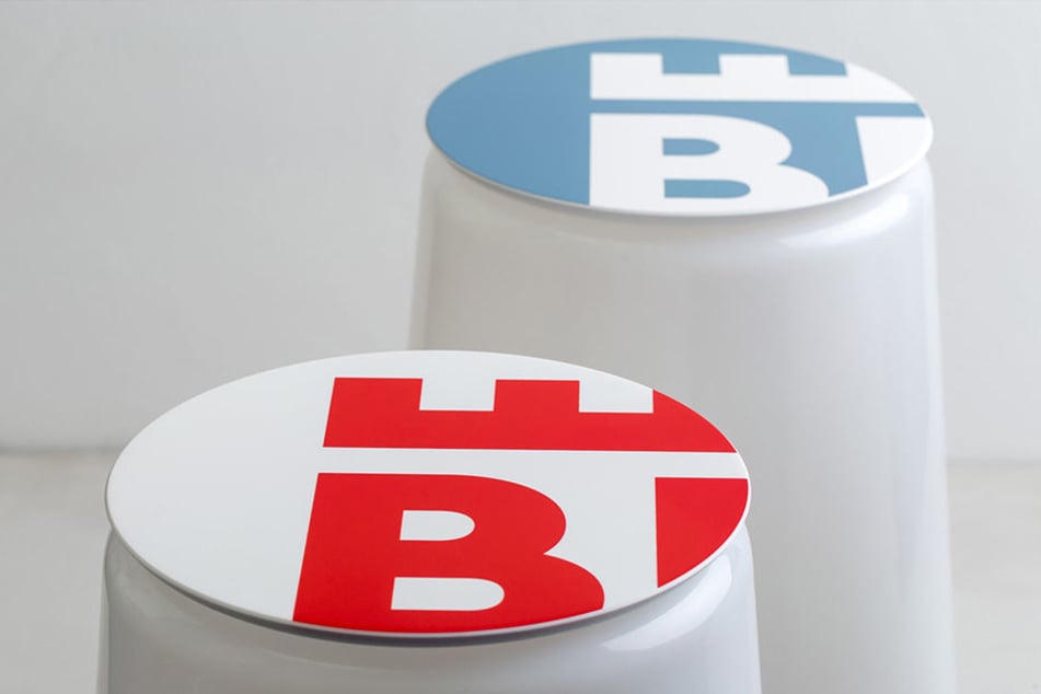 Das Bielefeld-Logo ziert nun die Sitzhocker aus ausgedienten Straßenlaternen.