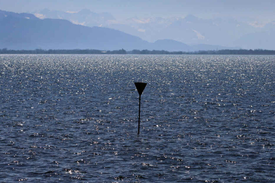 Die Frau trieb auf einmal leblos im See. (Symbolbild)