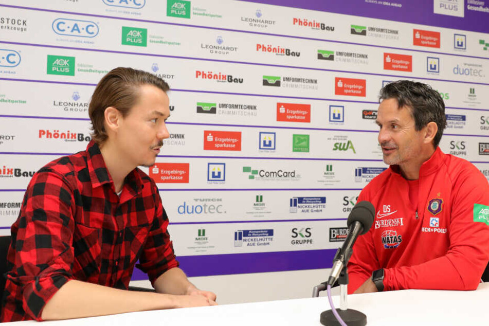TAG24-Sportredakteur Michael Thiele (l.) im Gespräch mit Aues Trainer Dirk Schuster.