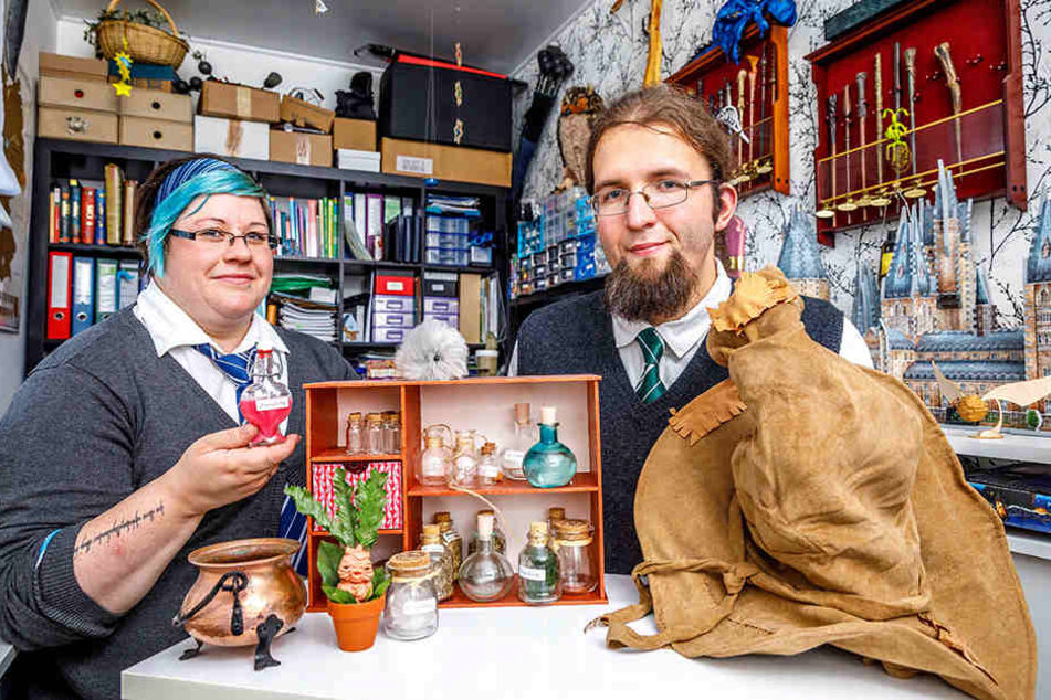 Erzieherin Claudia (30) und Verkäufer Stefan Bittner (32) tauchen zuhause in die Welt von Harry Potter ab. Klar haben sie auch ihre eigenen Zauberstäbe.