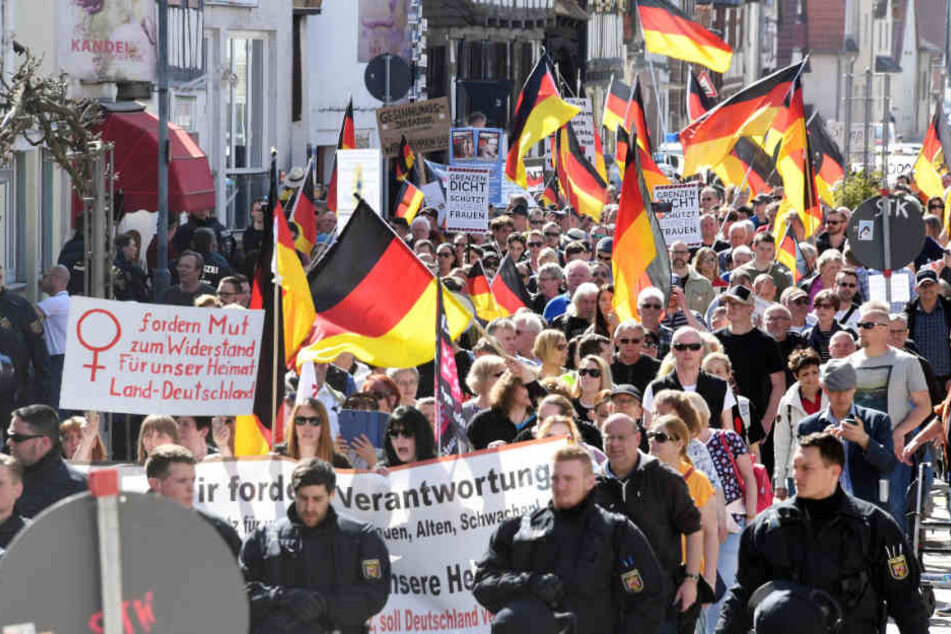 Teilnehmer einer Demonstration, die dem bürgerlich-rechten bis rechtspopulistischen Spektrum zugerechnet werden, demonstrieren unter dem Motto "Migrationspolitik, Innere Sicherheit" in Kandel.