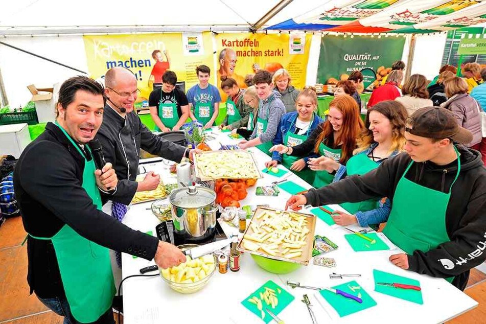 Moderator Stefan Gärtner (42) und Koch Stefan Hoffmann (44) kochen gemeinsam mit Schülern aus der Oberschule Reichenbrand.
