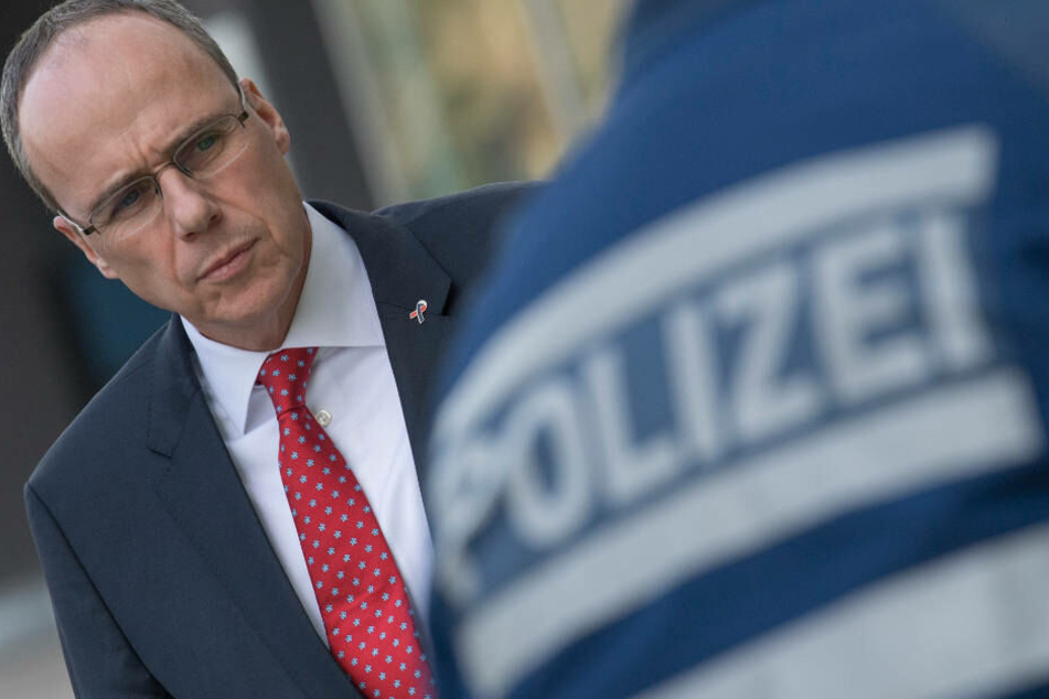 "Die Studie bestätigt uns deshalb in der Auffassung, dass es sich bei den rechten Verdachtsfällen in der hessischen Polizei um Einzelfälle handelt", sagt Hessens Innenminister Peter Beuth (Archivbild).