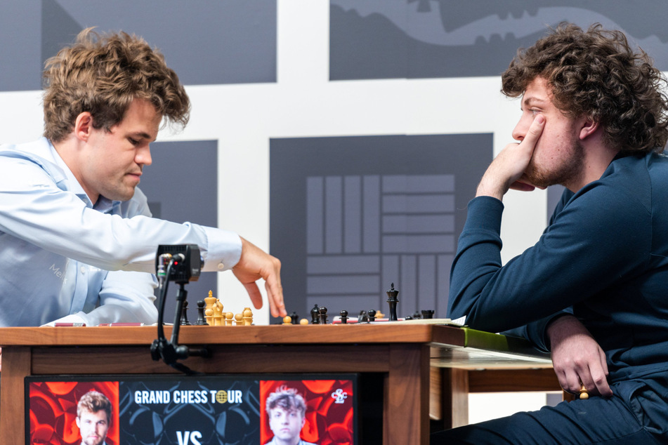 Als Magnus Carlsen (32, links) im Jahr 2022 gegen Hans Niemann (20, rechts) den Kürzeren zog, bezichtigte er ihn des Betrugs. (Archivbild)