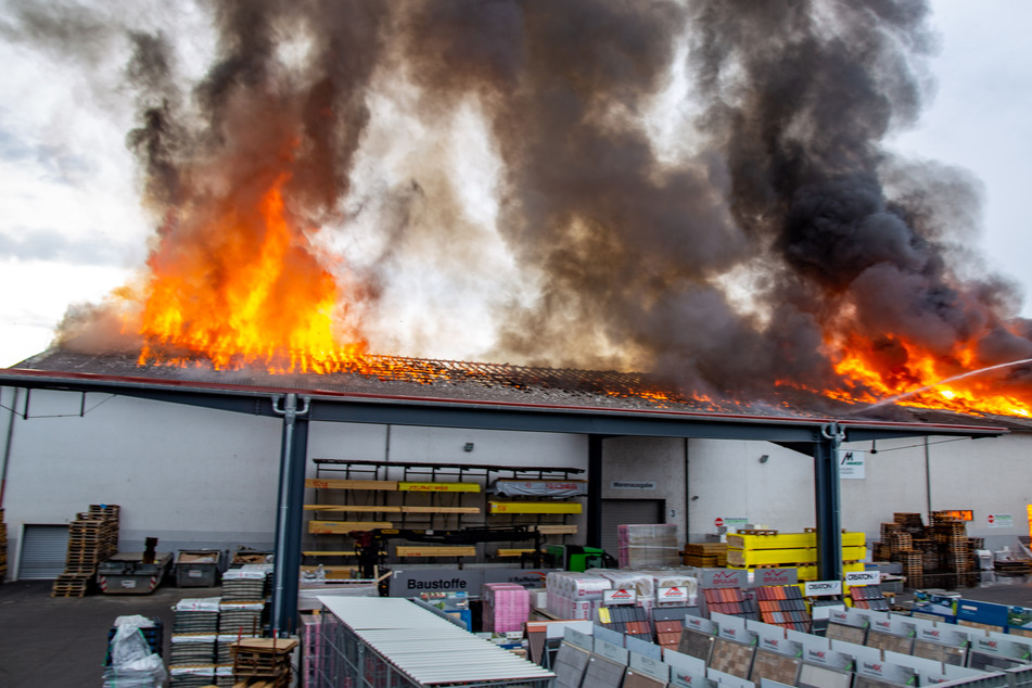 Nach Großbrand von Baustofflager in Osthessen: Bahnverkehr stark eingeschränkt
