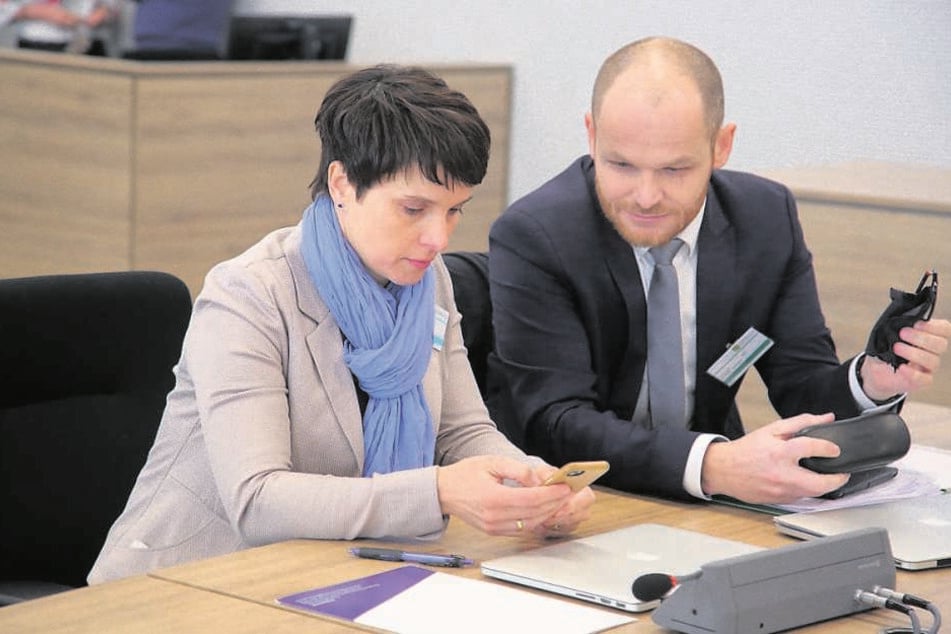 Frauke Petry (43). Rechts ihr Anwalt Carsten Brunzel (41).