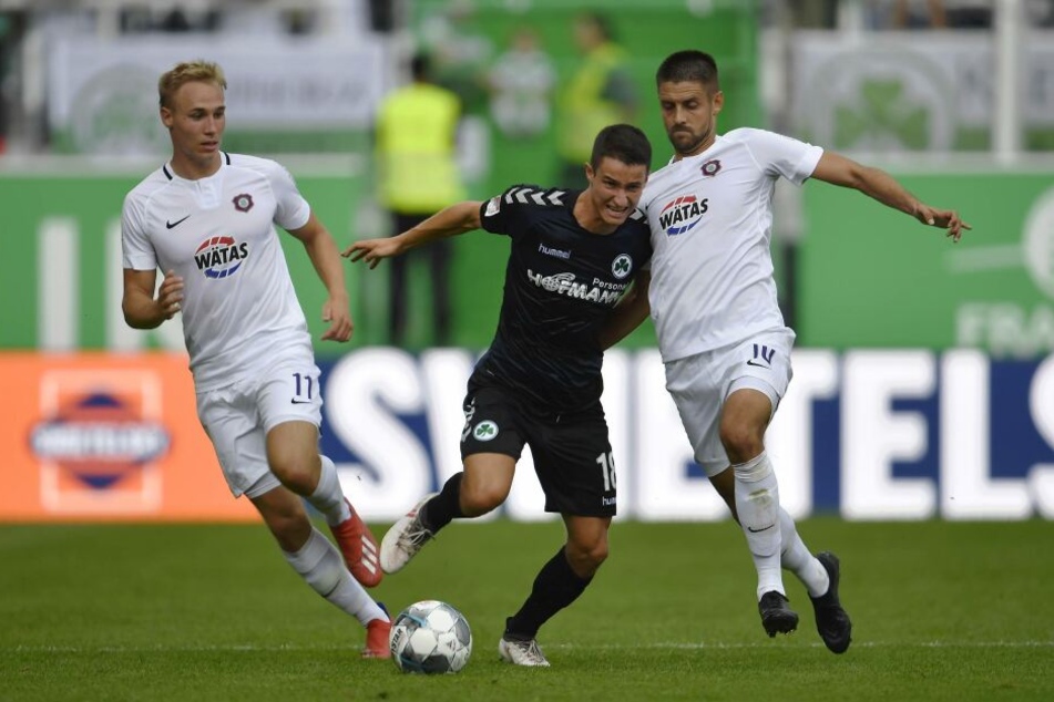 Sorgten vor allem in der ersten Hälfte für mächtig Wirbel: Florian Krüger (l.) und Dimitrij Nazarov, die hier Marco Meyerhöfer in die Zange nehmen.