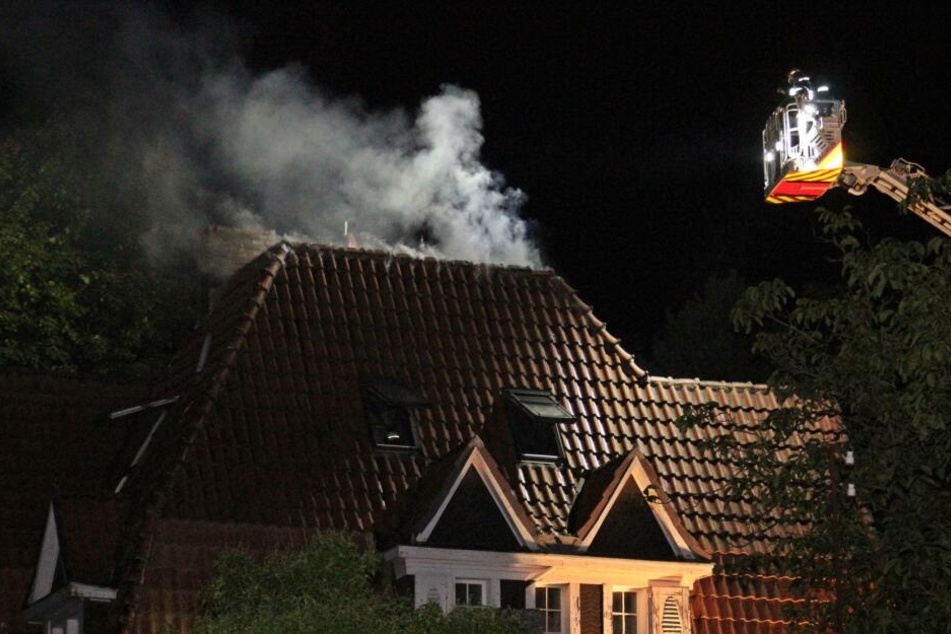 Die Löscharbeiten mit der Drehleiter gestalteten sich aufgrund der engen Zufahrt zum Brandort schwierig.