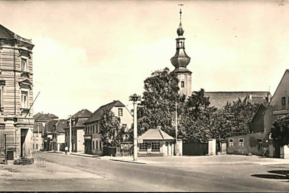 Diese historische Aufnahme zeigt die Trebsener Ortsmitte in den 1950er Jahren - mit dem damals neu errichteten Buswartehäuschen, das seinerzeit sogar über beheizte Toiletten verfügte.
