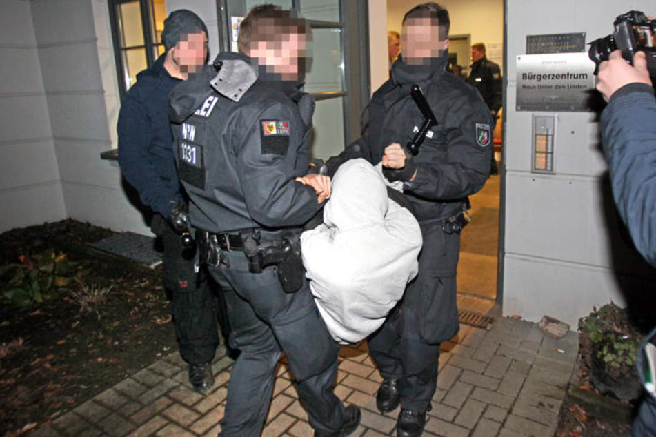 Die Festgenommenen wehrten sich massiv.
