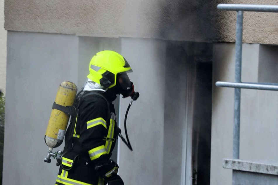 Am 19. August 2018 soll der Angeklagte im Keller eines Mehrfamilienhauses gezündelt haben. Dabei kam es zur Detonation mehrerer Gaskartuschen.