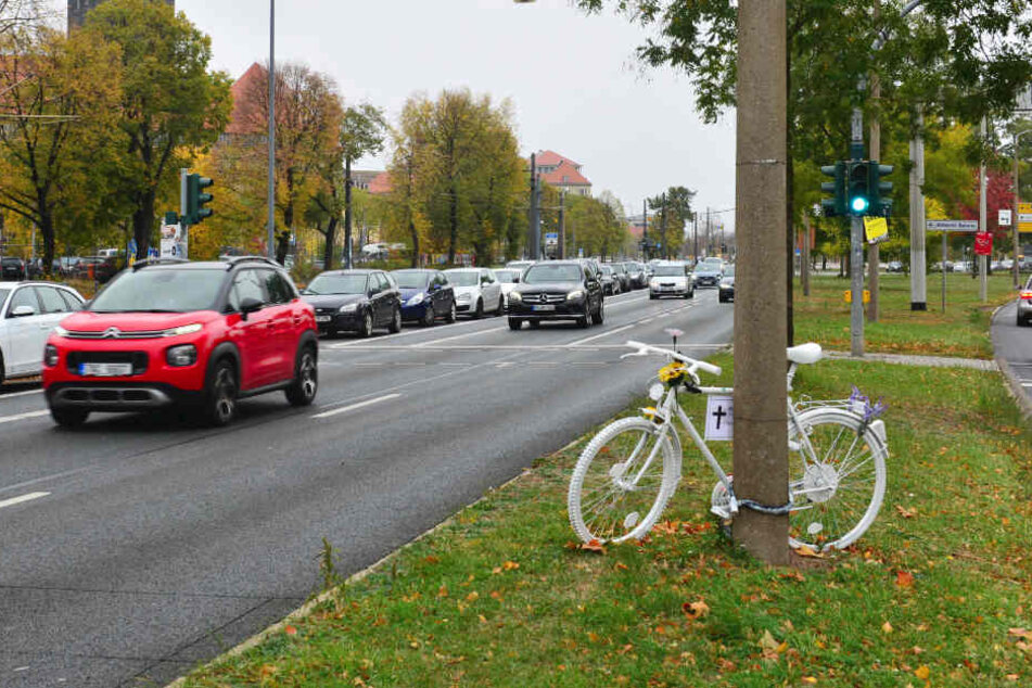 2018 starb eine Radfahrerin an der St. Petersburger Straße. Ihr Tod hat ein stadtweites Umdenken über zu schmale Radwege angeschoben.