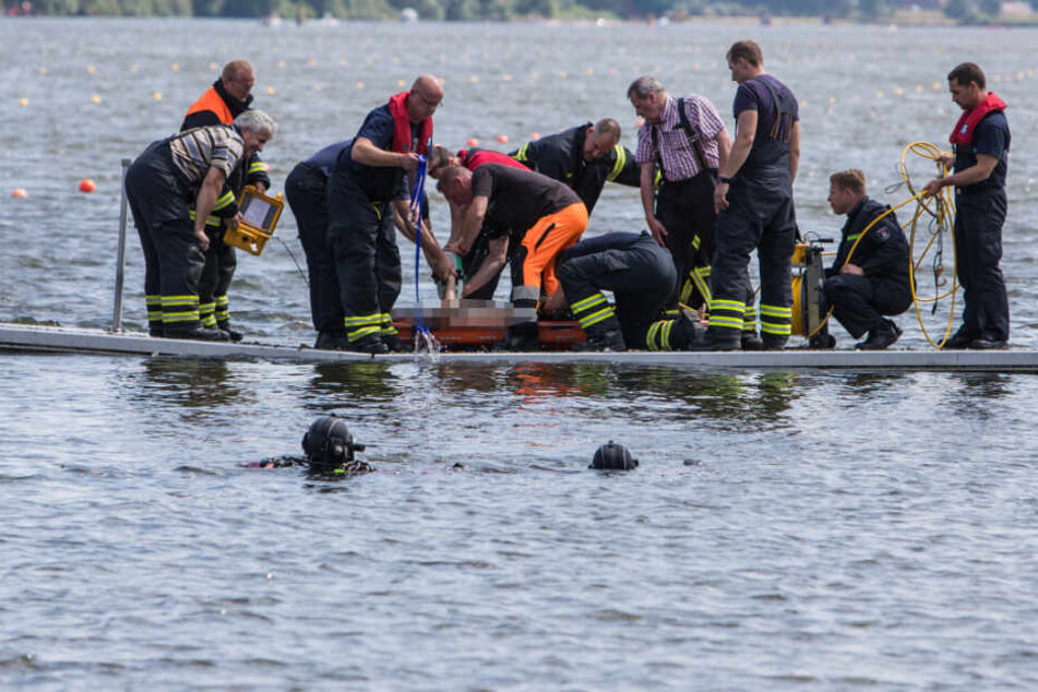 Rettungskräfte ziehen den leblosen Körper des jungen Mannes an Land.