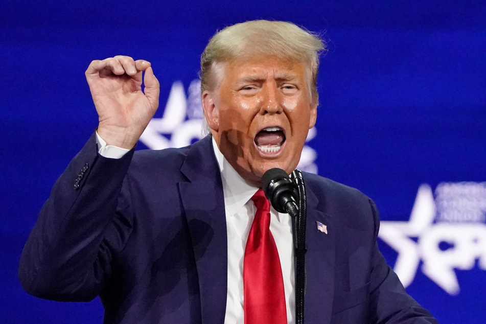 Donald Trump (75), früherer US-Präsident, soll erwogen haben, infizierte Landsleute nach der Rückkehr aus dem Urlaub zur Quarantäne nach Guantánamo zu schicken.