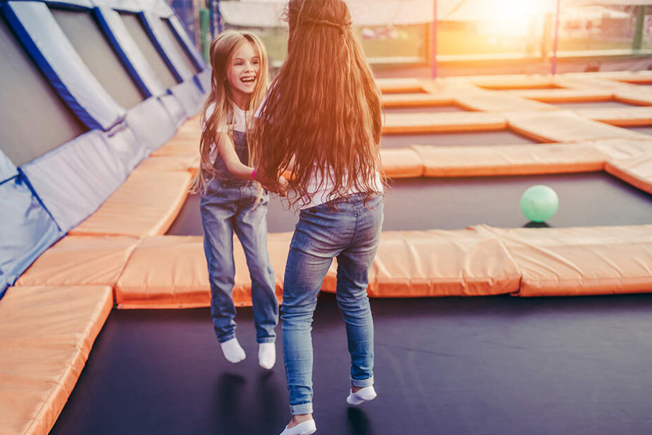 Einfach mal austoben: Bei schlechtem Wetter bieten sich Indoorspielplätze oder Kletterhallen als Ferienziele oder -camps an.