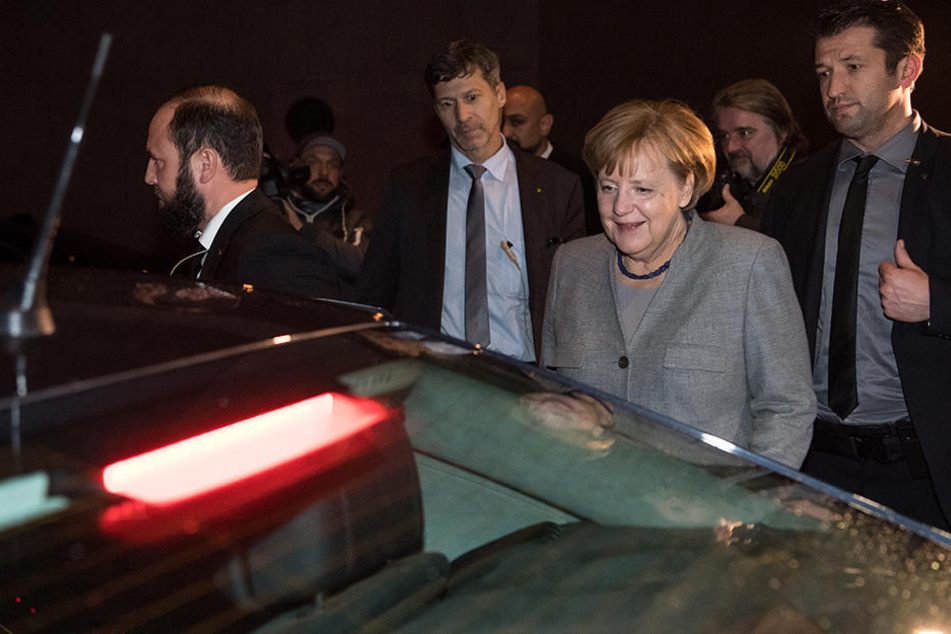 Angela Merkel fährt nach dem Scheitern der Verhandlungen davon.