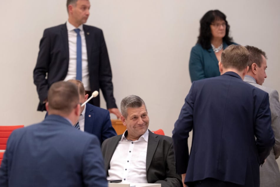 Abgeordneter Daniel Freiherr von Lützow (M, AfD) sitzt während einer Abstimmung im Plenarsaal im Landtag.