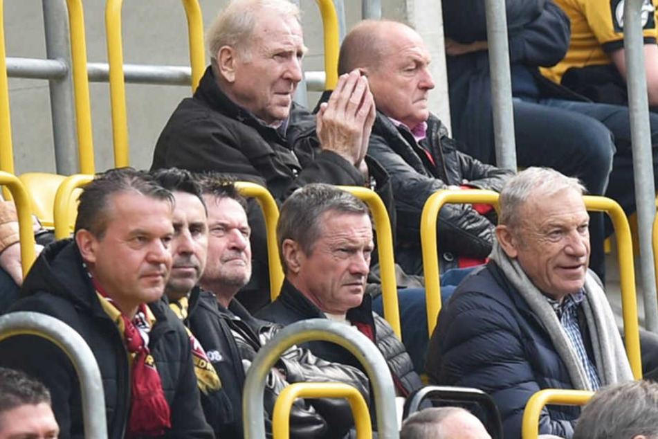 Das Tischtuch zwischen Eduard Geyer (vorn rechts) und Dynamo-Legenden wie Klaus Sammer und Dieter Riedel (hinten, v.l.n.r.) scheint zerschnitten.