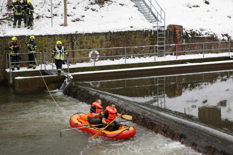 Die Feuerwehr paddelte mit einem Boot zu dem "Kopf".