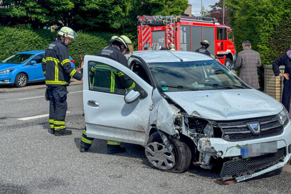 Der Dacia der Frau wurde durch die Kollision mit der Mauer und den Überschlag erheblich beschädigt.
