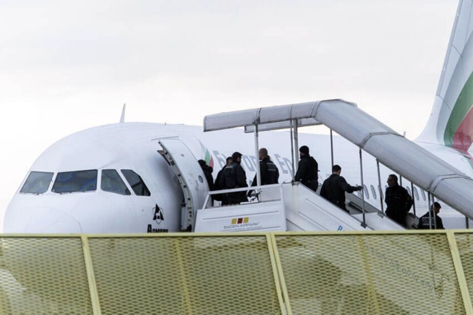 Insgesamt waren 19 abgelehnte Asylbewerber an Bord. (Symbolbild)
