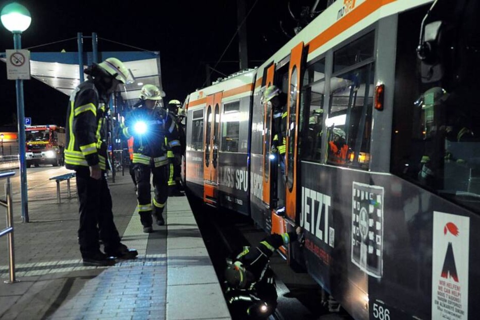 Strecke gesperrt: Stadtbahn entgleist in Kurve und rammt Strommast