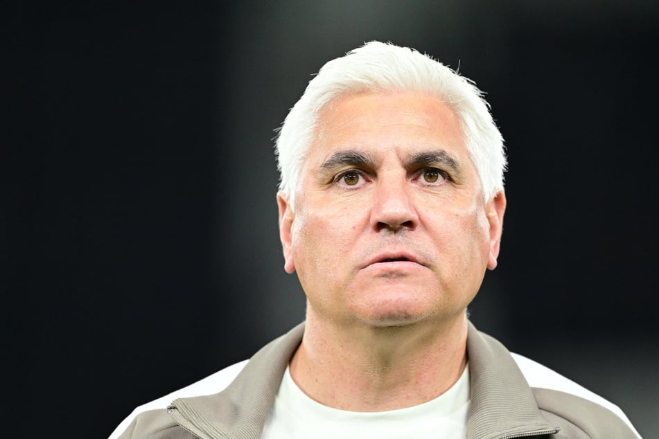 St. Paulis Sportchef Andreas Bornemann (55) konnte die Schiedsrichterentscheidung beim Ausgleich von Hannover 96 nicht nachvollziehen.