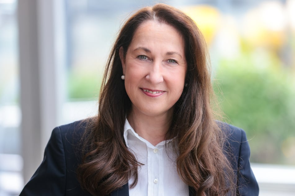 Ob hinter dem heimtückischen Angriff auf Iris Stalzer (57, SPD) ein politisches Motiv steckt, ist noch ungewiss.