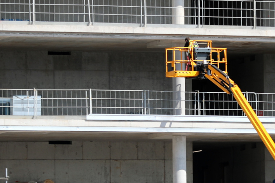 Zwei Arbeiter wurden bei einem Sturz verletzt. (Symbolbild)