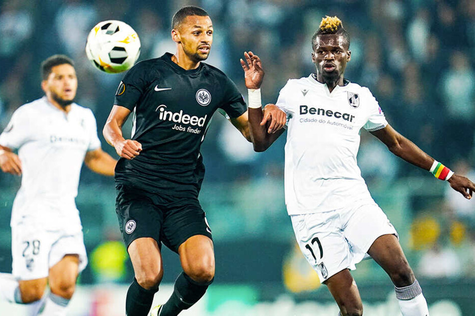 Frankfurts Djibril Sow (l.) im Duell mit Vitorias starkem Falaye Sacko.