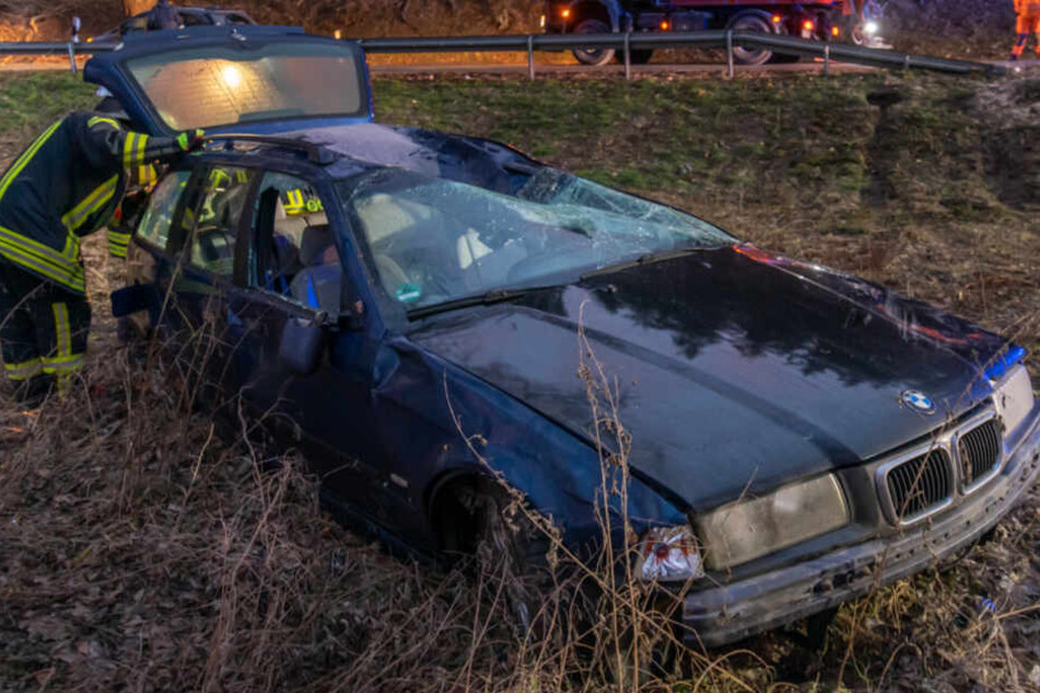 Das Dach des Wagens wurde durch den Aufprall komplett eingedrückt.