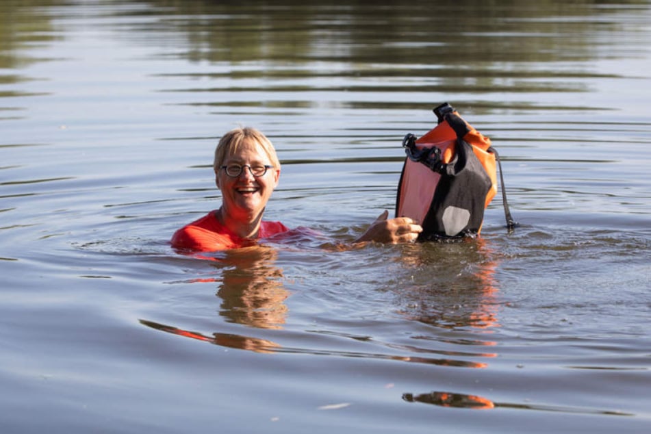 Anstatt einen Umweg von rund zehn Kilometern zu fahren, schwimmt die Ingenieurin einfach täglich durch den Main.