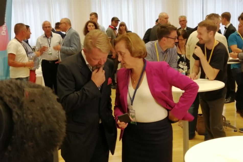 Beatrix von Storch im Gespräch mit AfD-Kandidaten Andreas Harlass.