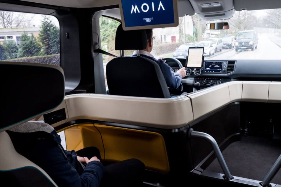 Die Fahrt mit Moia soll vom Komfort zwischen Taxi und Bus liegen.