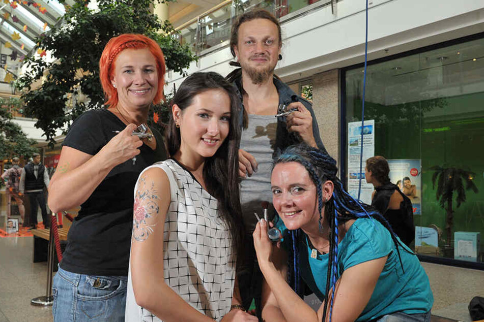 Sabine Reichert (43), Sebastian Schindler (39) und Birgit Koniczek (33) von
„Colorjunkies“ verpassten auch MOPO24-Reporterin Isabel Möller (19) ein
Airbrush-Tattoo.