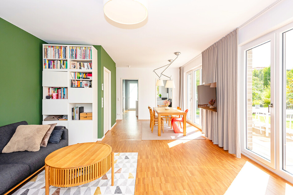 Vom Ess- und Wohnbereich habt Ihr direkten Zugang zur weitläufigen Süd-West-Terrasse und Garten.