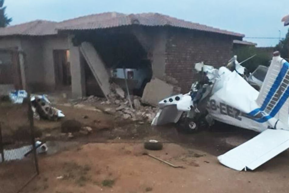 Flugzeug und Garage gleichen einem Trümmerfeld.
